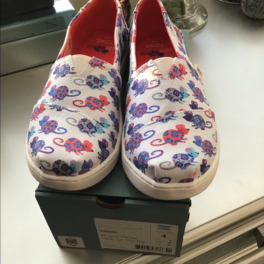 TOMS slip on
